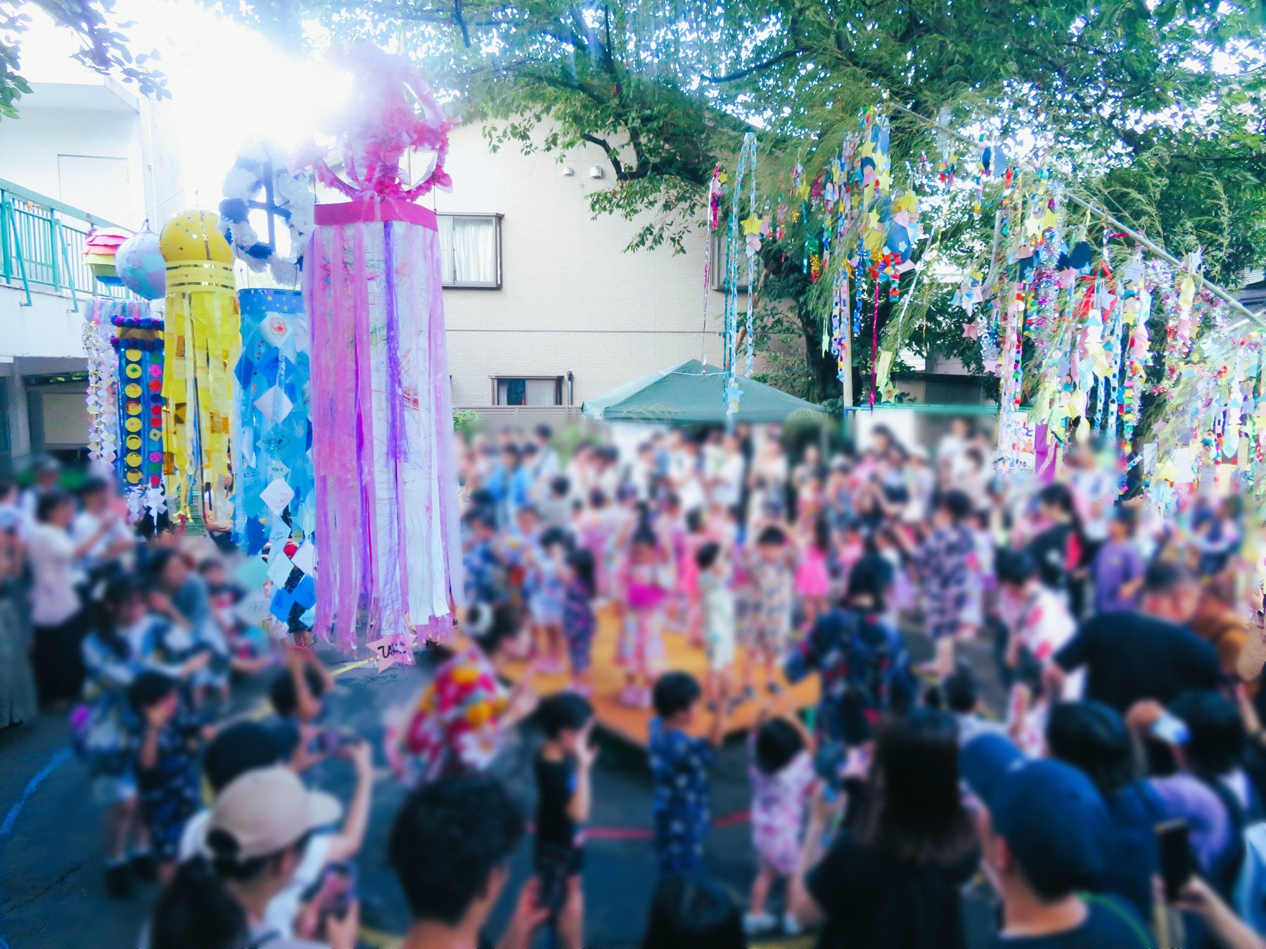 七夕夏祭りの会場に集まる子どもたち